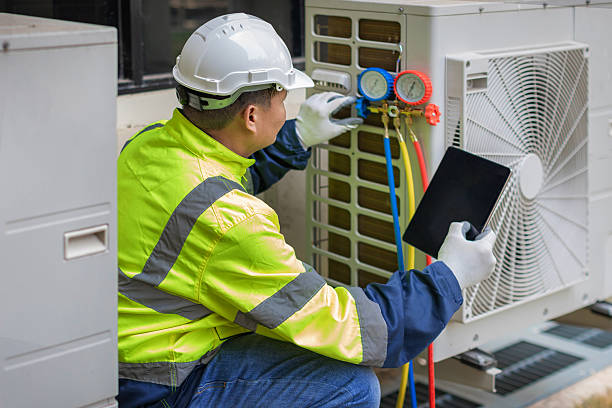 Professional Hvac technician working in Oakland, MI